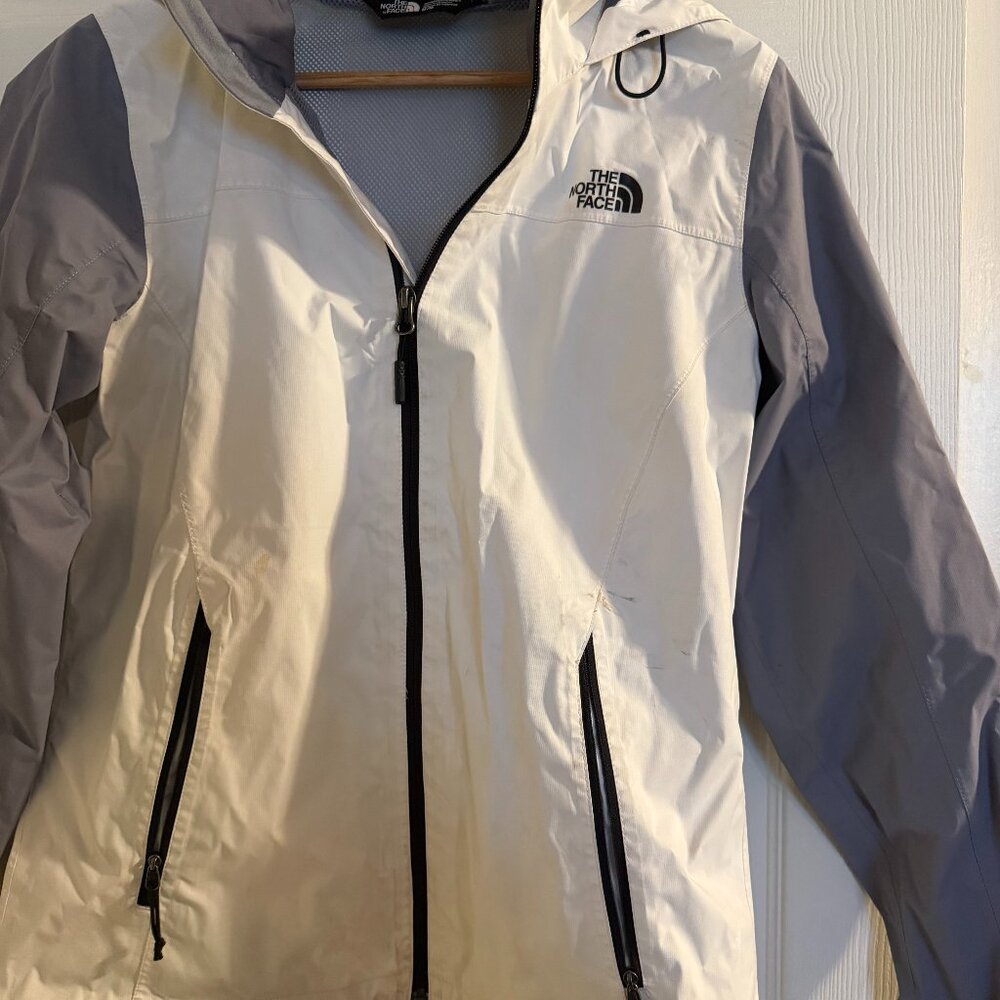 The North Face Women’s Hooded Wind/Rain Shell – White/Grey